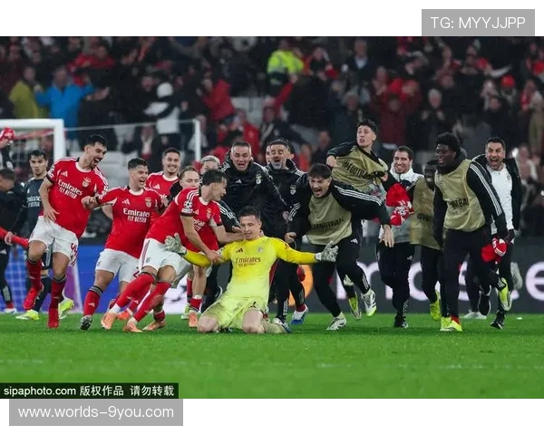 光明球场球迷抗议判罚，比赛因种族歧视指控暂停处理